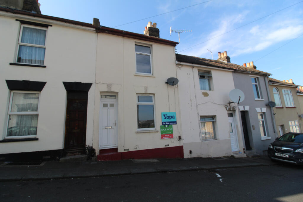 3 bed Mid Terraced House for rent in Chatham. From Purpleproperty - Gillingham