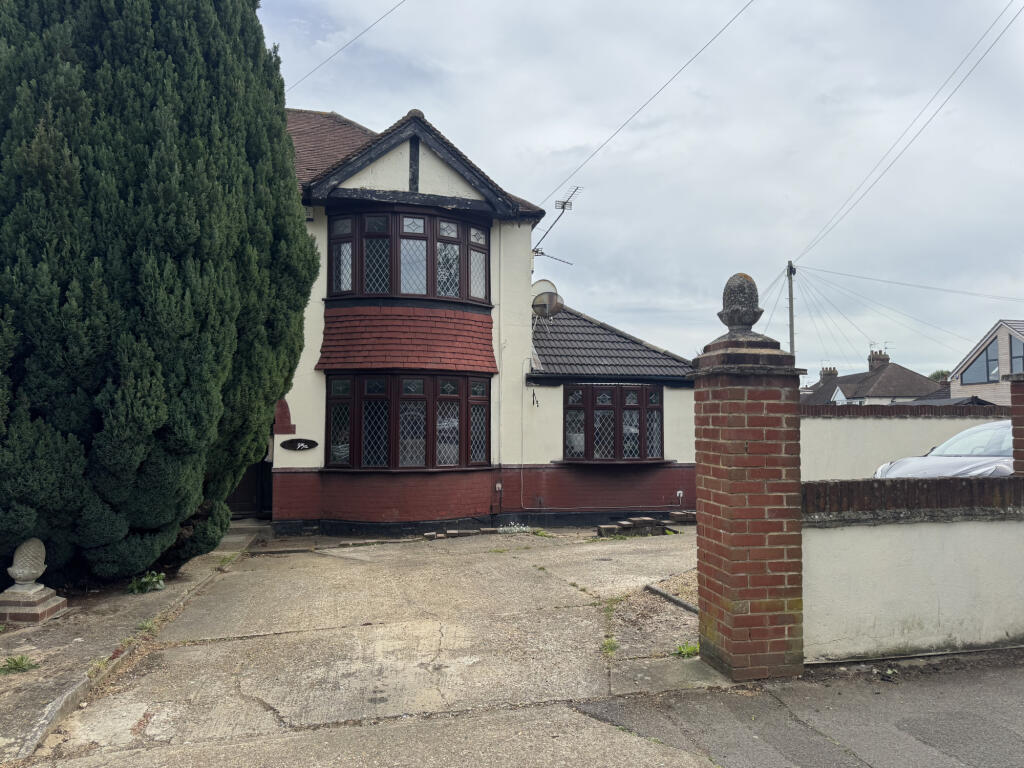4 bed Mid Terraced House for rent in Rochester. From Purpleproperty - Gillingham 4 bed Mid Terraced House for rent in Rochester. From Purpleproperty - Gillingham