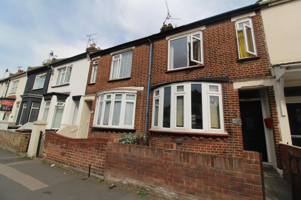 2 bed Mid Terraced House for rent in Gillingham. From Purpleproperty - Gillingham
