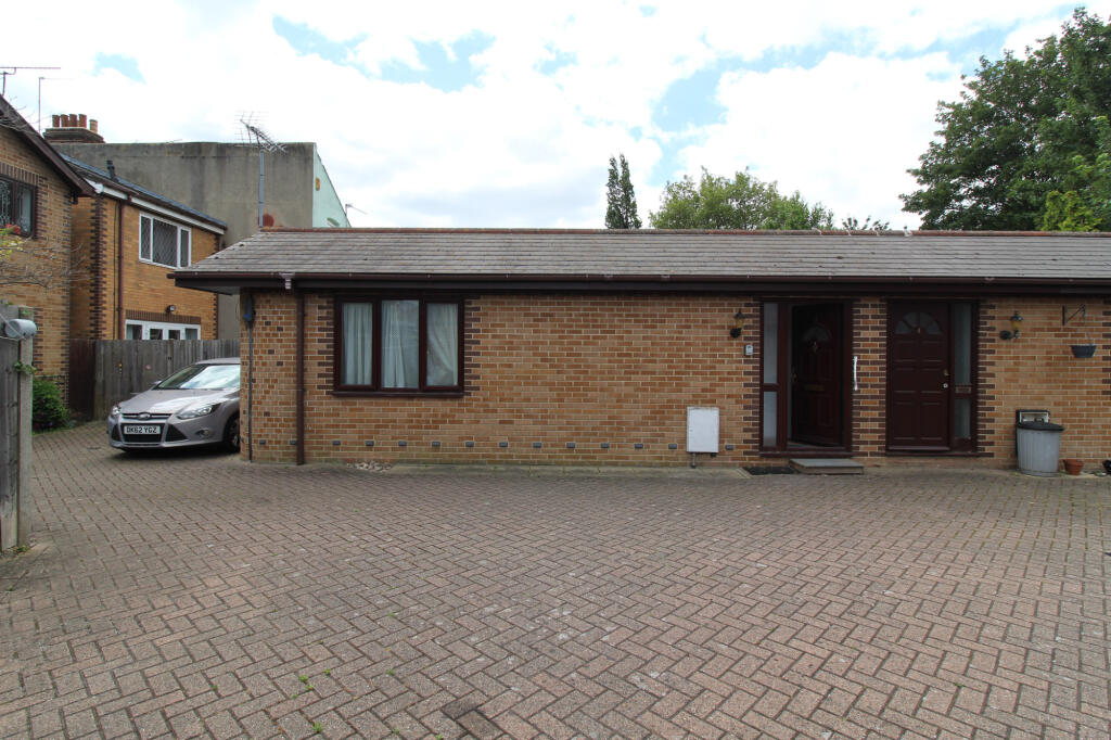 1 bed Bungalow for rent in Lower Twydall. From Purpleproperty - Gillingham 1 bed Bungalow for rent in Lower Twydall. From Purpleproperty - Gillingham