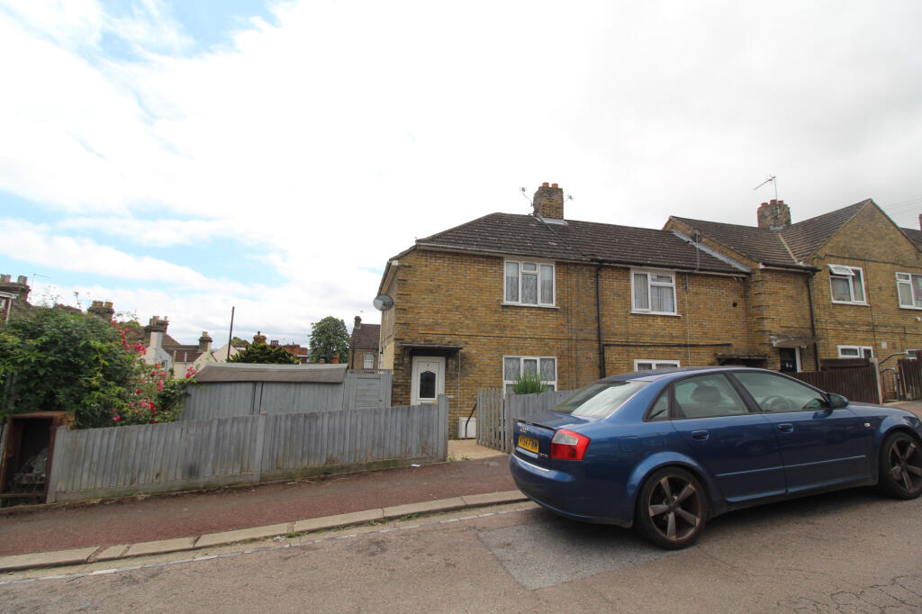 3 bed End of Terrace for rent in Rochester. From Purpleproperty - Gillingham
