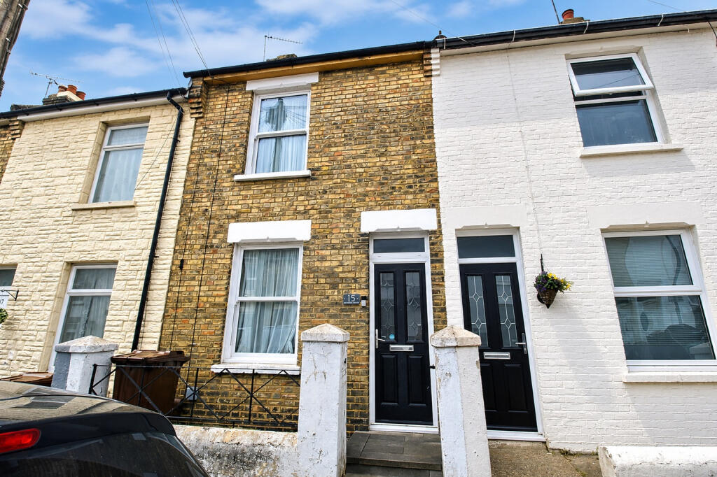 3 bed Mid Terraced House for rent in Gillingham. From Purpleproperty - Gillingham