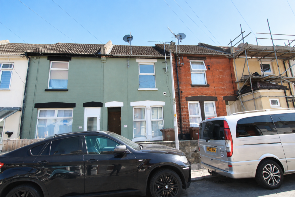 3 bed Mid Terraced House for rent in Chatham. From Purpleproperty - Gillingham