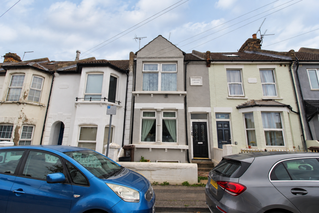 1 bed 1st Floor Flat for rent in Lower Twydall. From Purpleproperty - Gillingham