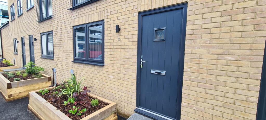 2 bed Mid Terraced House for rent in Southampton. From Questmap Ltd - Southampton