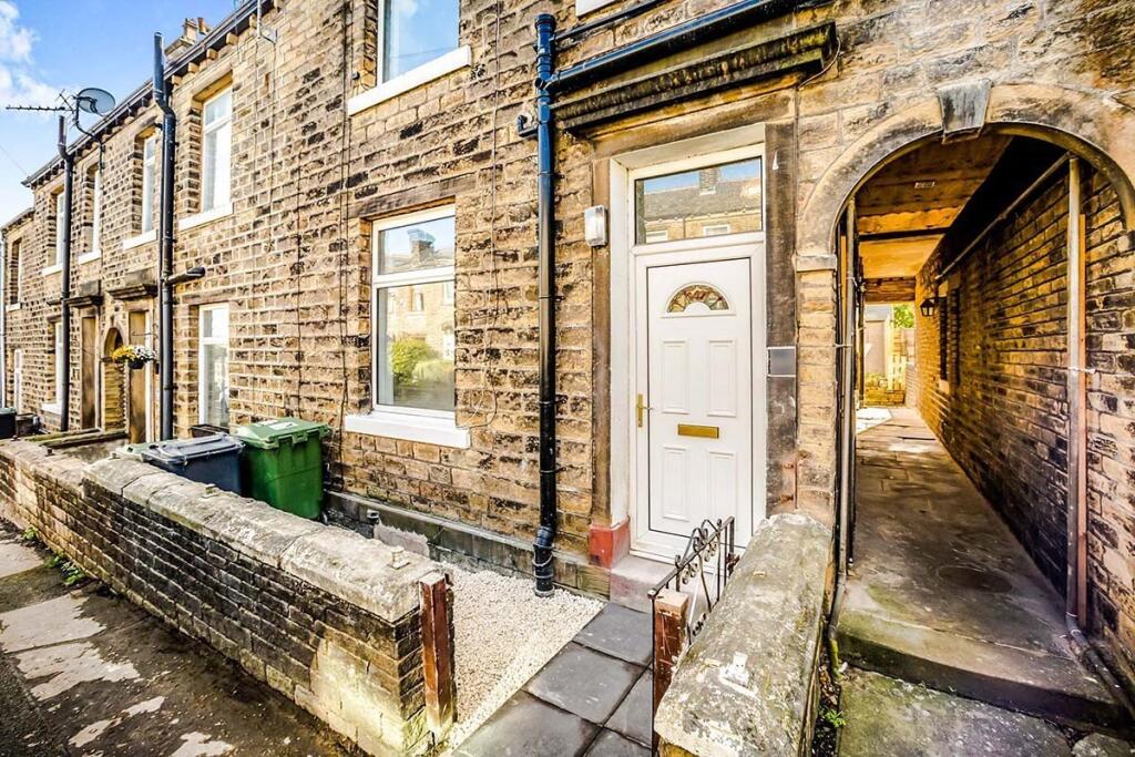 2 bed Mid Terraced House for rent in Outlane. From Reeds Rains - Huddersfield