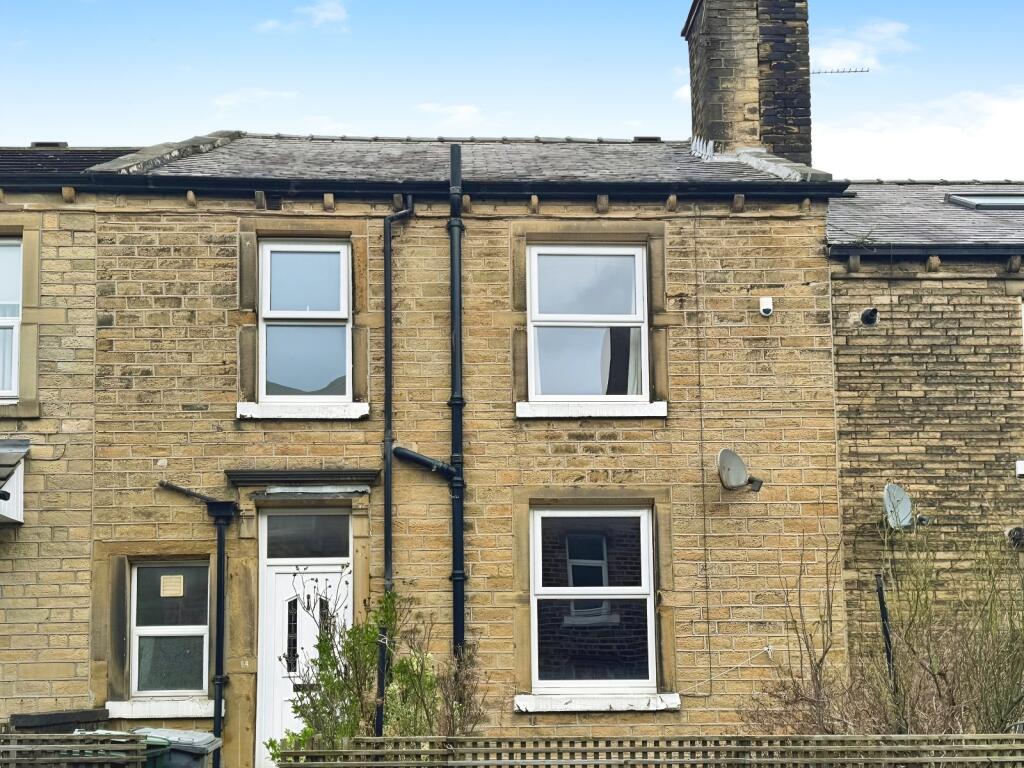 1 bed Mid Terraced House for rent in Outlane. From Reeds Rains - Huddersfield