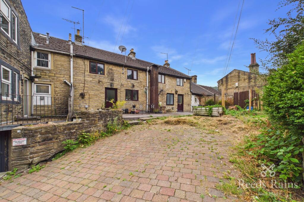 2 bed Mid Terraced House for rent in Holmfirth. From Reeds Rains - Huddersfield