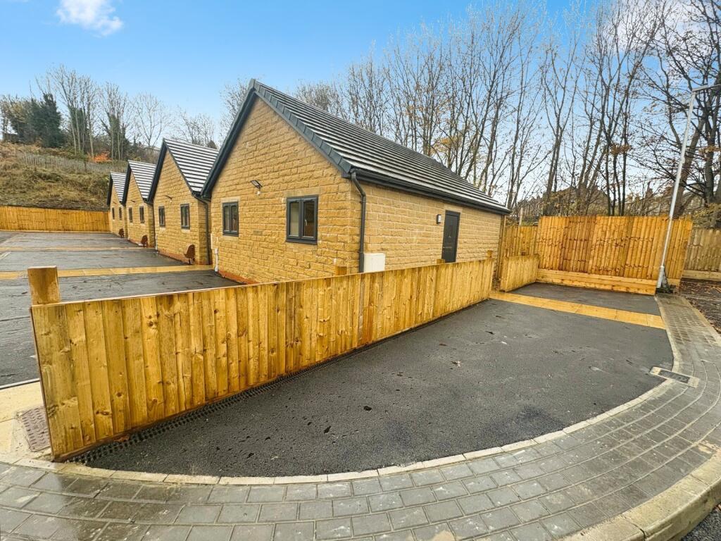2 bed Bungalow for rent in Huddersfield. From Reeds Rains - Huddersfield