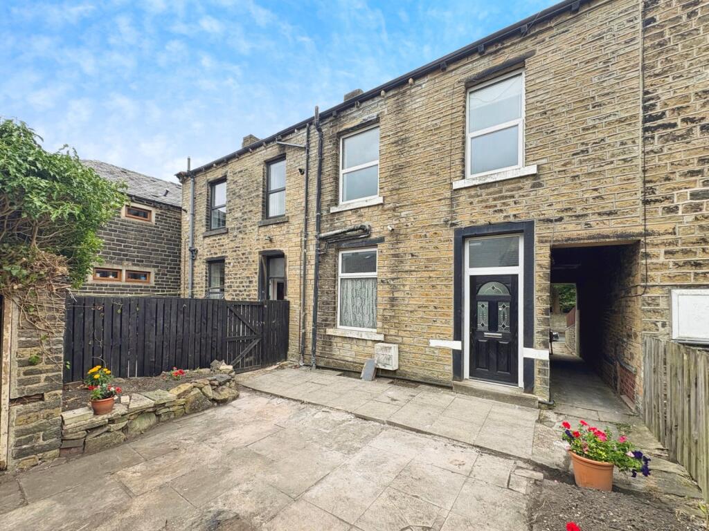 2 bed Detached for rent in Outlane. From Reeds Rains - Huddersfield