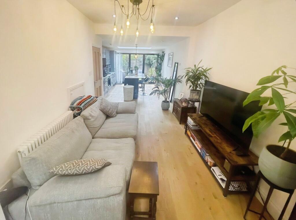 3 bed Mid Terraced House for rent in London. From Reeds Rains - Plaistow