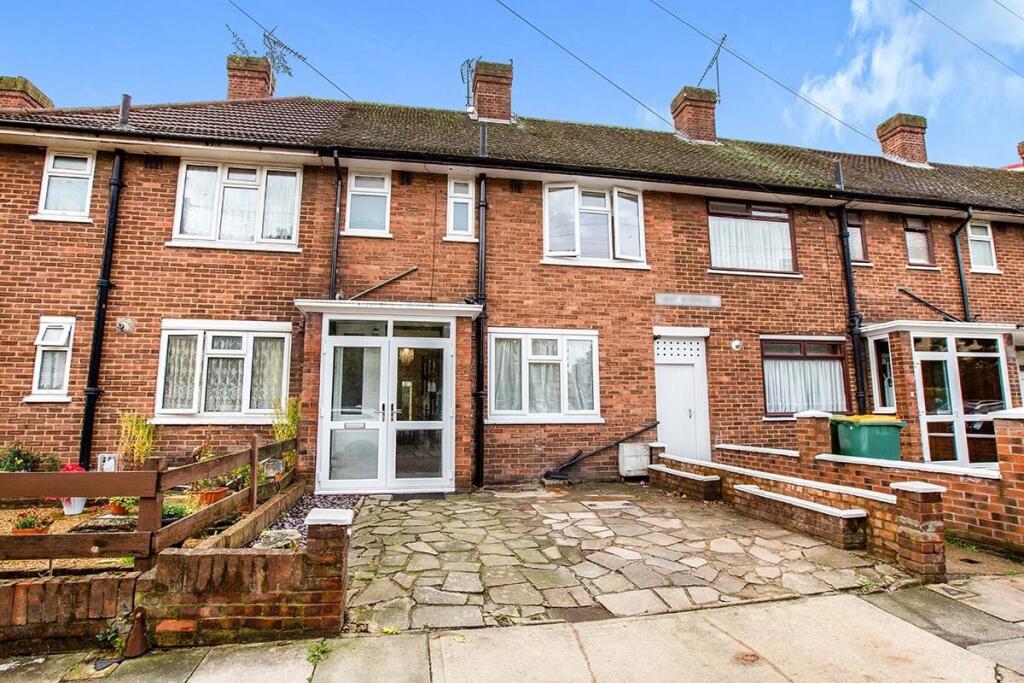 3 bed Mid Terraced House for rent in London. From Reeds Rains - Plaistow