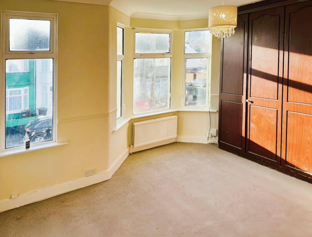 3 bed Mid Terraced House for rent in Barking. From Reeds Rains - Plaistow