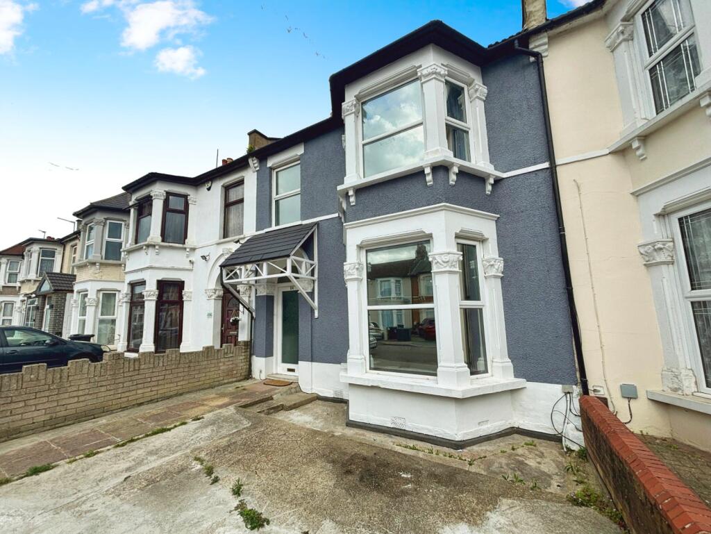 3 bed Mid Terraced House for rent in Ilford. From Reeds Rains - Plaistow