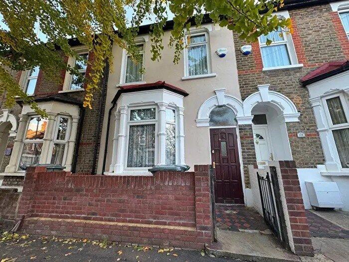 3 bed Mid Terraced House for rent in London. From Reeds Rains - Plaistow