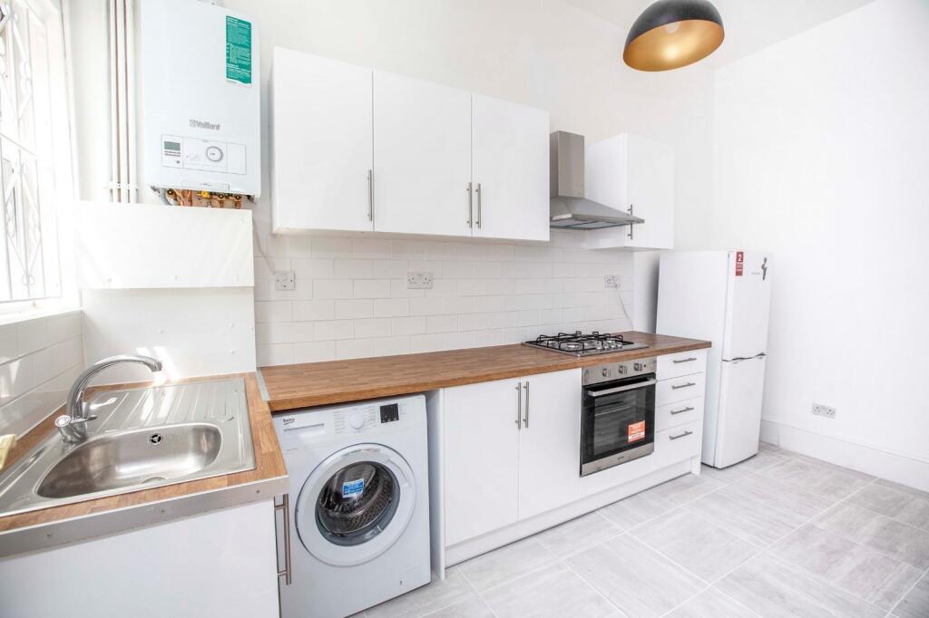2 bed Semi Detached for rent in East Ham. From Reeds Rains - Plaistow