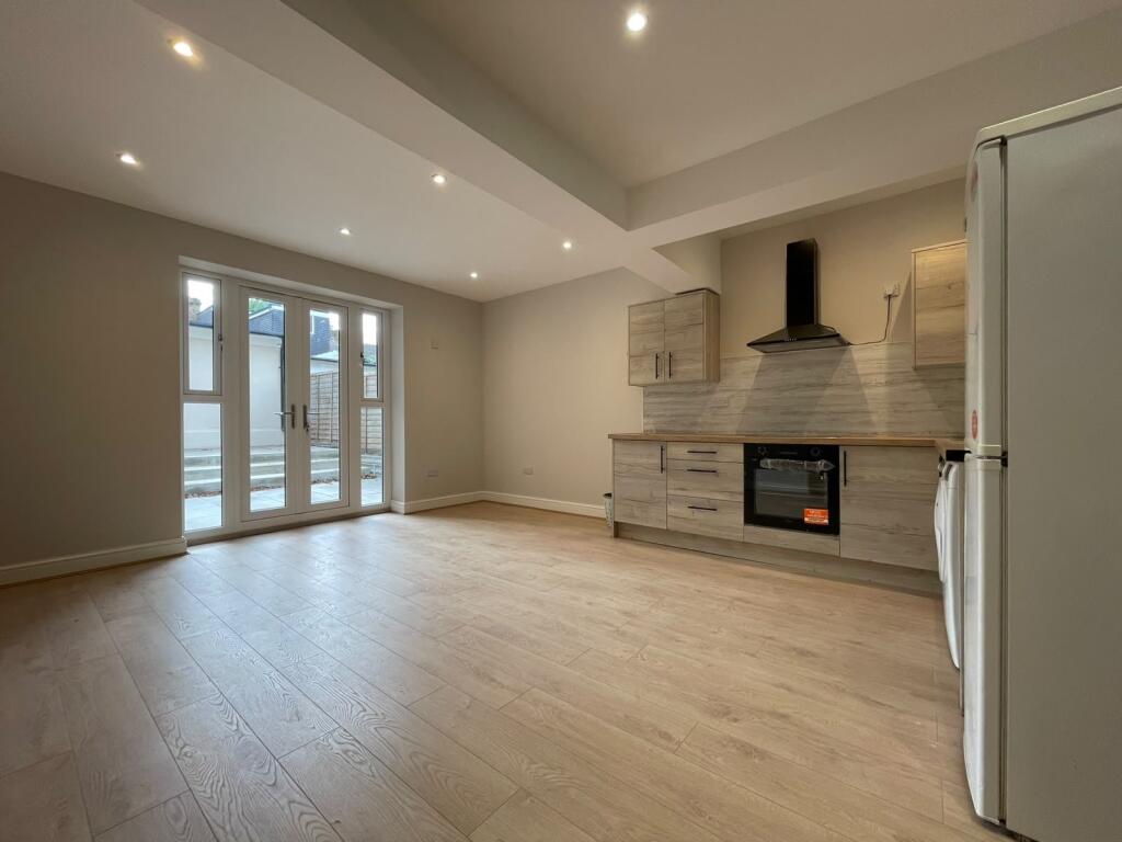 2 bed Apartment for rent in London. From Reeds Rains - Plaistow