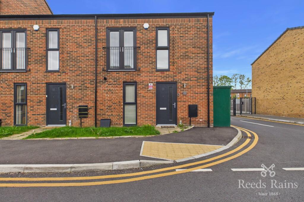 3 bed End of Terrace for rent in Charlestown. From Reeds Rains - Salford