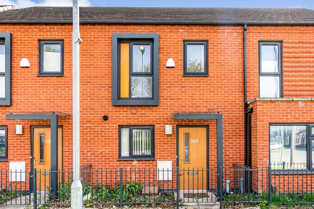 2 bed Mid Terraced House for rent in Pendleton. From Reeds Rains - Salford