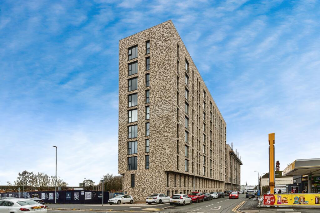 3 bed Apartment for rent in Salford. From Reeds Rains - Salford Quays City Living