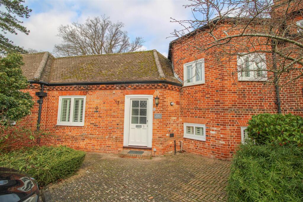 3 bed Mews for rent in Sawbridgeworth. From ReylandJohnson Estate Agents - Harlow