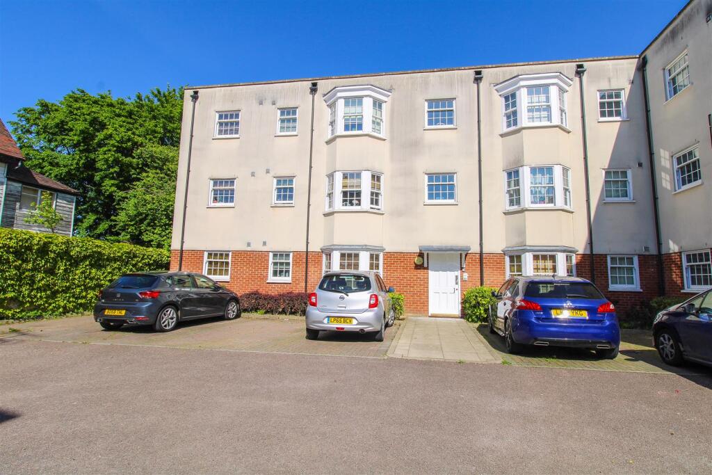 2 bed Apartment for rent in Foster Street. From ReylandJohnson Estate Agents - Harlow