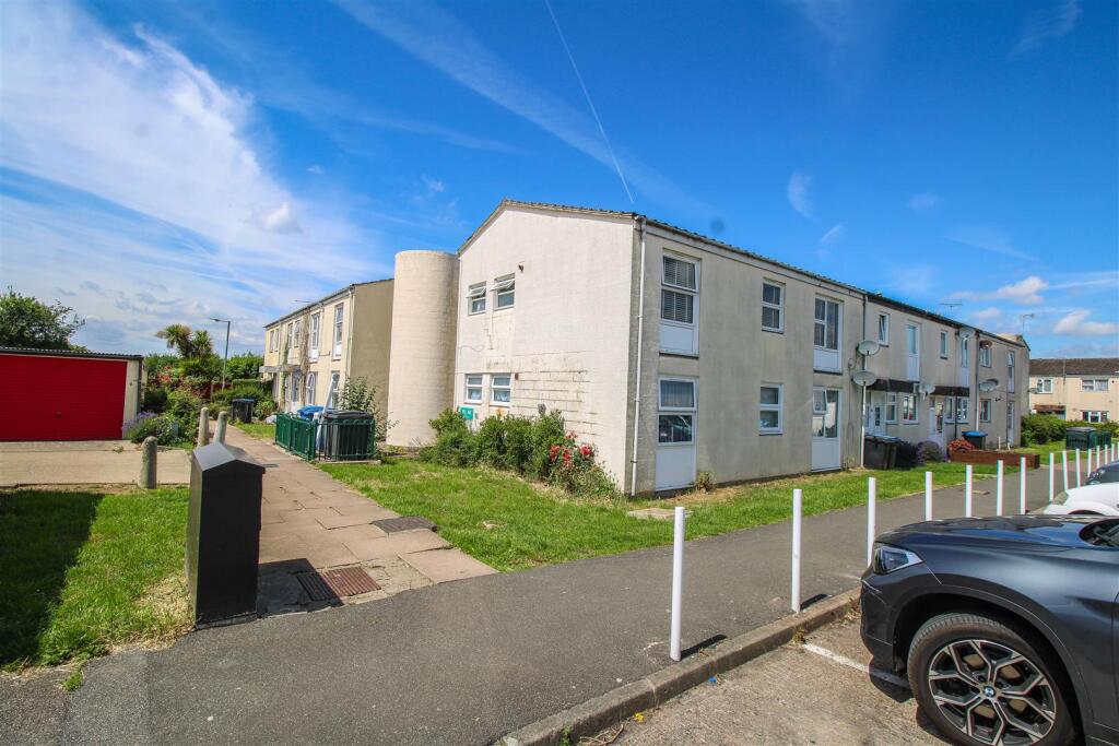 2 bed 1st Floor Flat for rent in Roydon Hamlet. From ReylandJohnson Estate Agents - Harlow