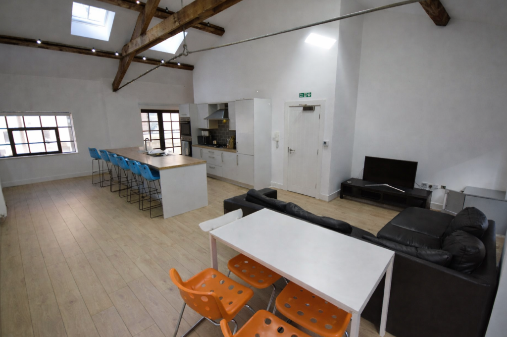 6 bed HMO for rent in Liverpool. From Rooms4u - Liverpool