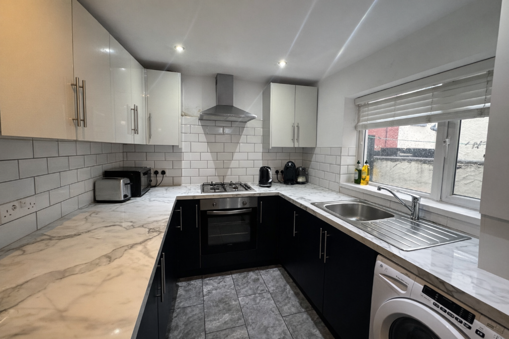 5 bed Mid Terraced House for rent in Liverpool. From Rooms4u - Liverpool