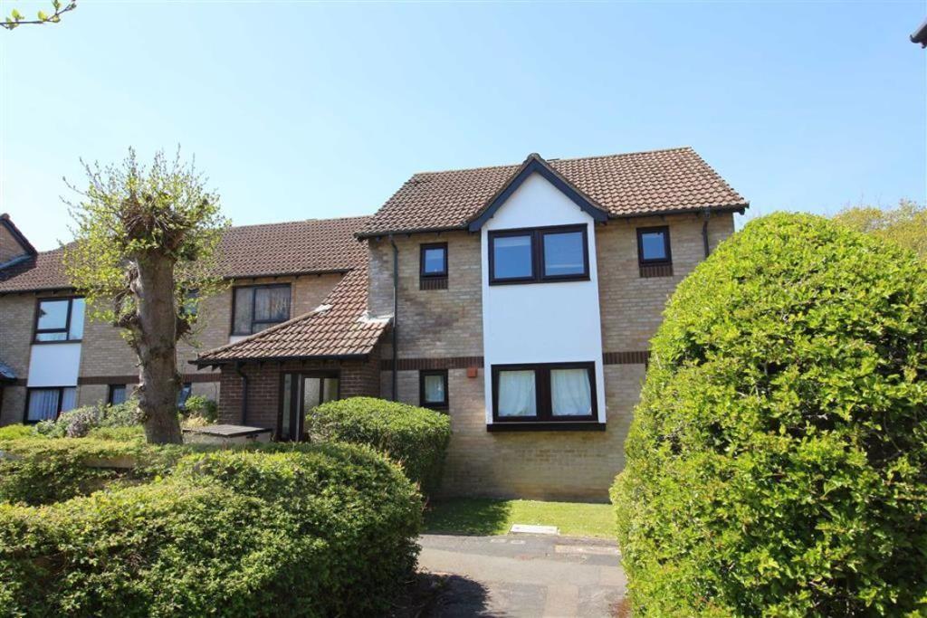 2 bed 1st Floor Flat for rent in New Milton. From Ross Nicholas & Co - New Milton