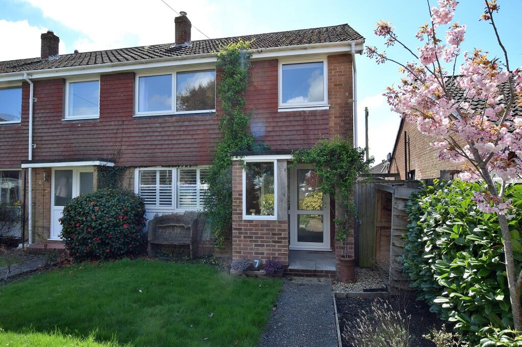 3 bed End of Terrace for rent in New Milton. From Ross Nicholas & Co - New Milton 3 bed End of Terrace for rent in New Milton. From Ross Nicholas & Co - New Milton