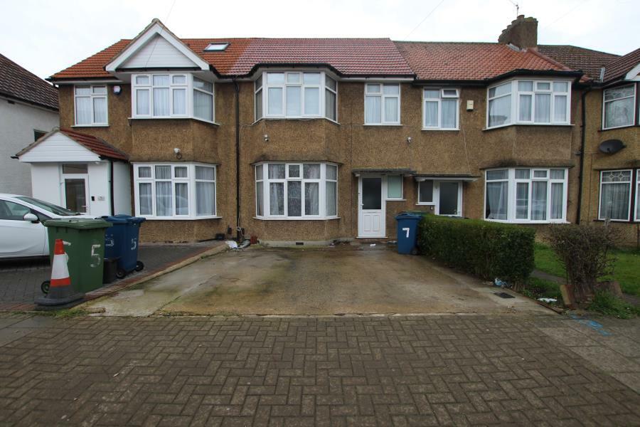 3 bed Mid Terraced House for rent in Kenton. From Salter McGuinness - Harrow