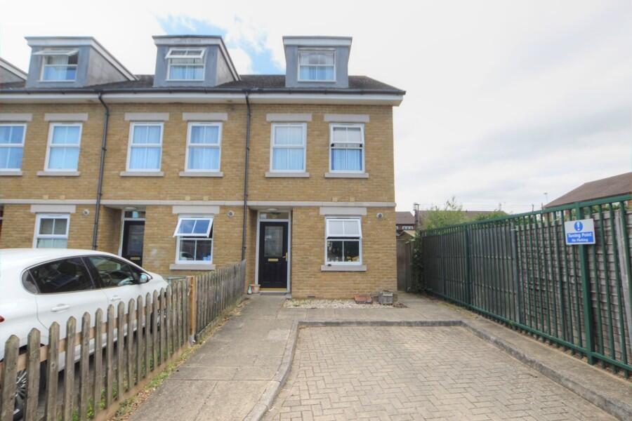 4 bed End of Terrace for rent in Kenton. From Salter McGuinness - Harrow