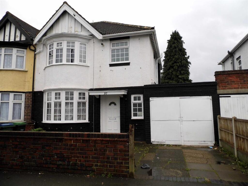 3 bed Semi Detached for rent in West Bromwich. From Samuel & Co - West Bromwich