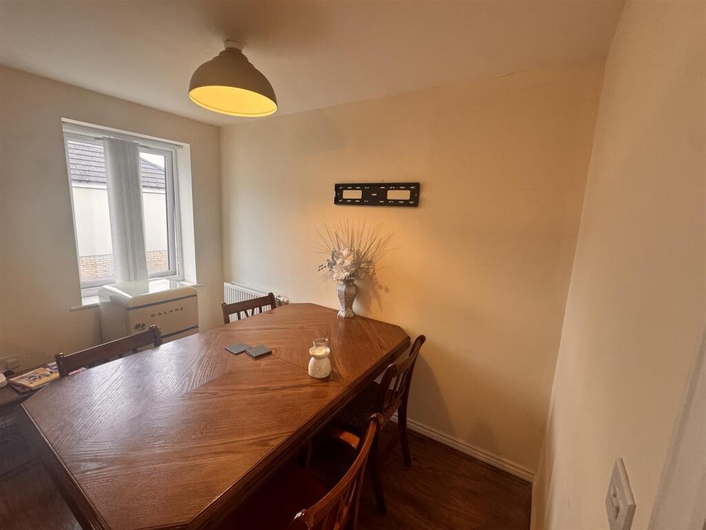 4 bed End of Terrace for rent in West Bromwich. From Samuel & Co - West Bromwich