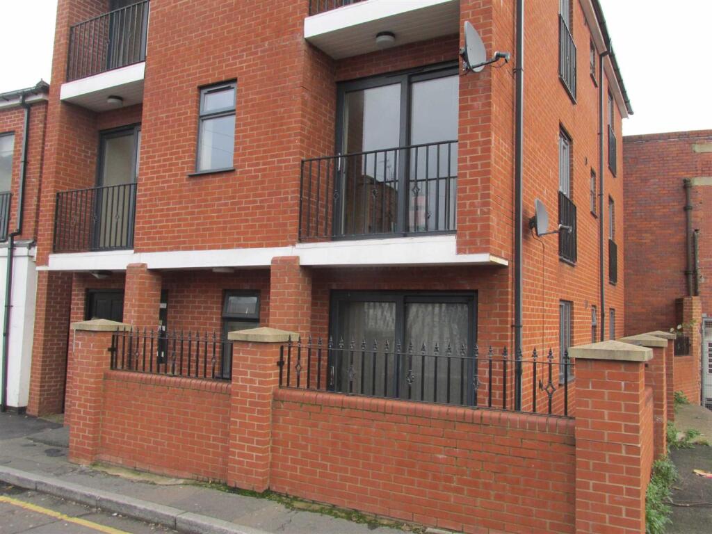 2 bed 1st Floor Flat for rent in Bilston. From Samuel & Co - West Bromwich 2 bed 1st Floor Flat for rent in Bilston. From Samuel & Co - West Bromwich