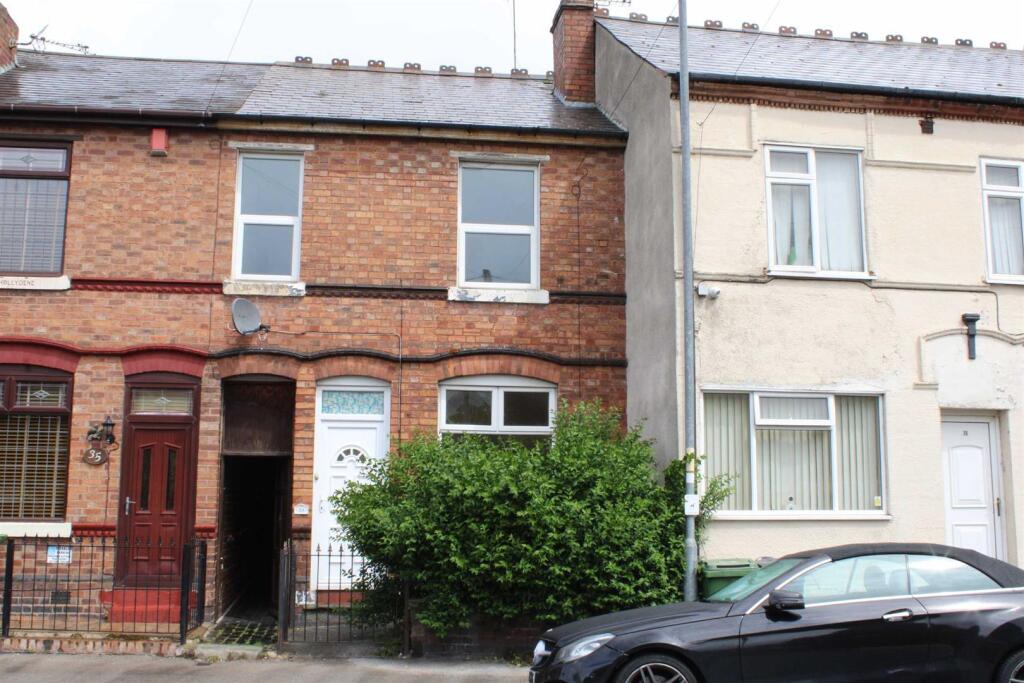 3 bed Mid Terraced House for rent in Darlaston. From Samuel & Co - West Bromwich 3 bed Mid Terraced House for rent in Darlaston. From Samuel & Co - West Bromwich