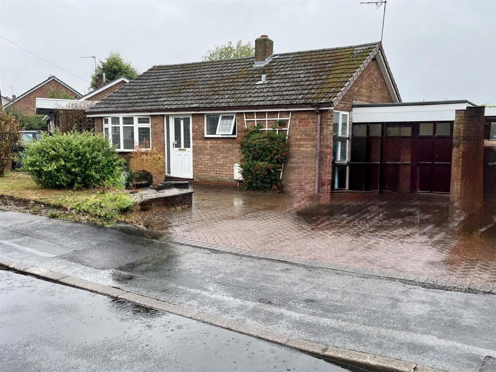 2 bed Bungalow for rent in Willenhall. From Sanders - Wright & Freeman - Wolverhampton