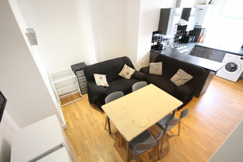 6 bed Mid Terraced House for rent in Leeds. From sbliving - Leeds