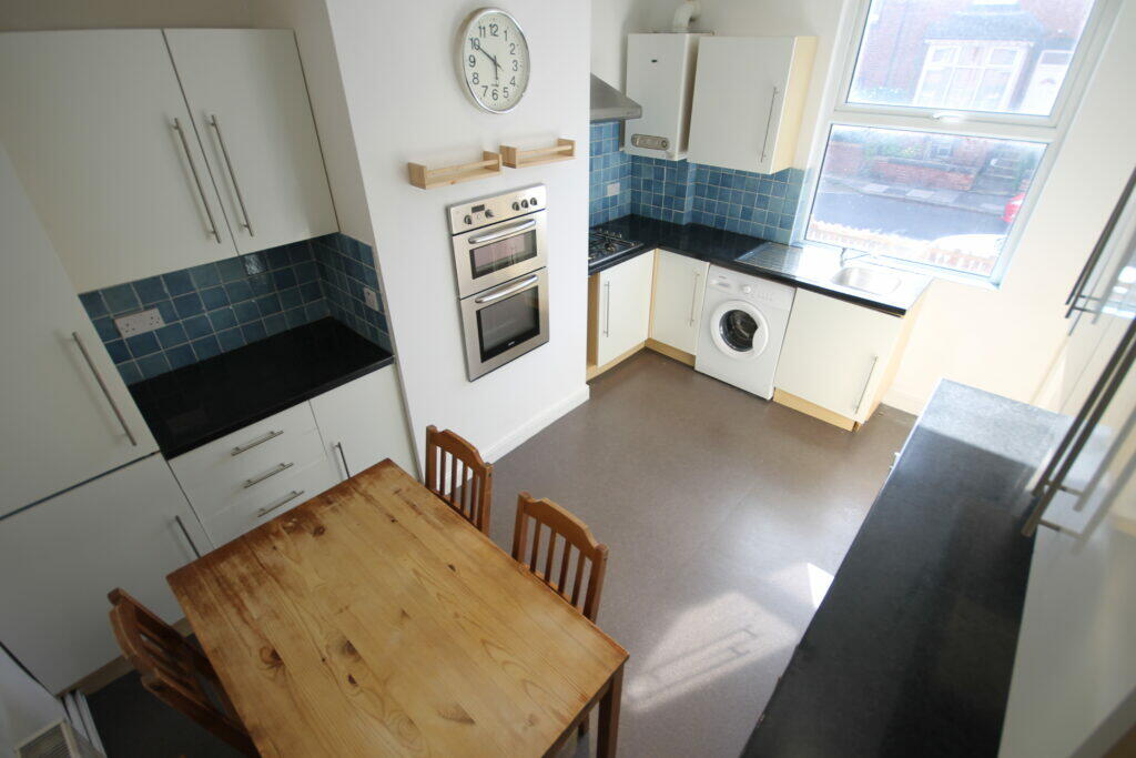 4 bed Mid Terraced House for rent in Leeds. From sbliving - Leeds