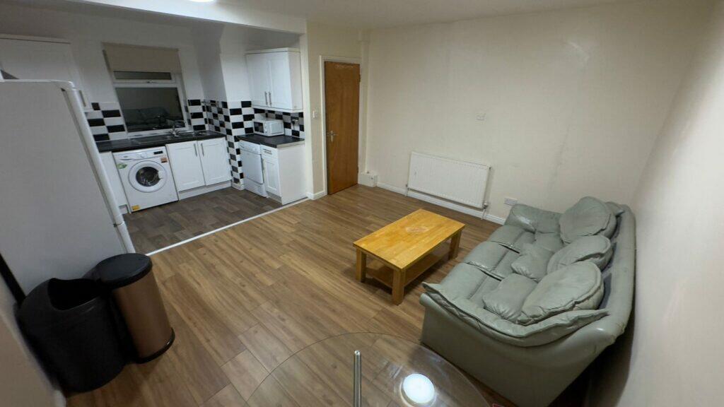 4 bed Semi Detached for rent in Leeds. From sbliving - Leeds 4 bed Semi Detached for rent in Leeds. From sbliving - Leeds