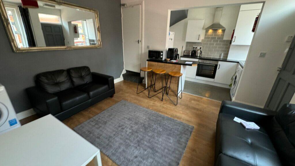 3 bed Mid Terraced House for rent in Leeds. From sbliving - Leeds