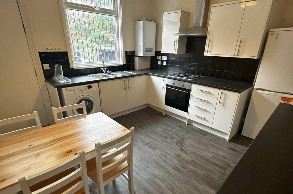 3 bed Mid Terraced House for rent in Leeds. From sbliving - Leeds
