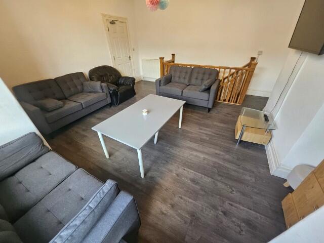8 bed Mid Terraced House for rent in Leeds. From sbliving - Leeds