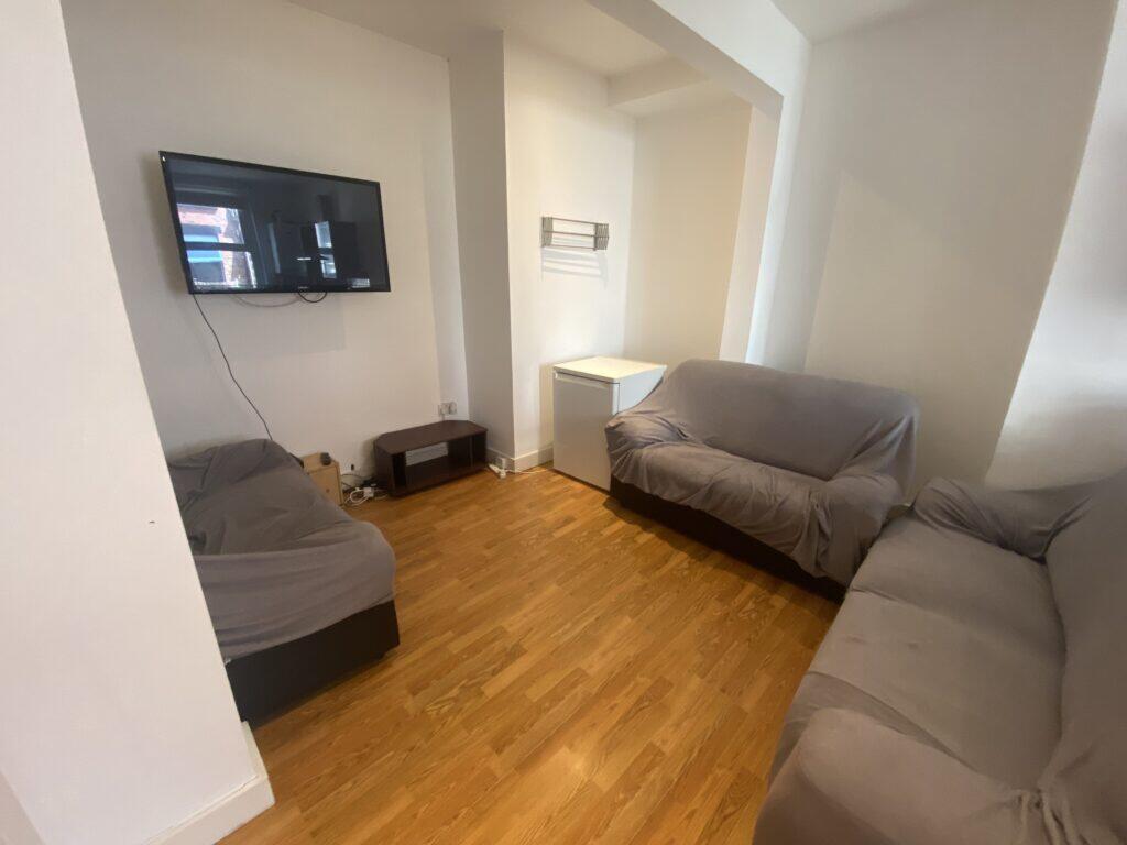 5 bed Mid Terraced House for rent in Leeds. From sbliving - Leeds