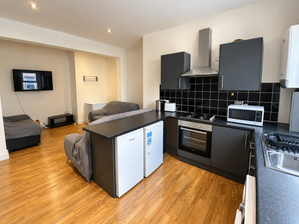 5 bed Mid Terraced House for rent in Leeds. From sbliving - Leeds