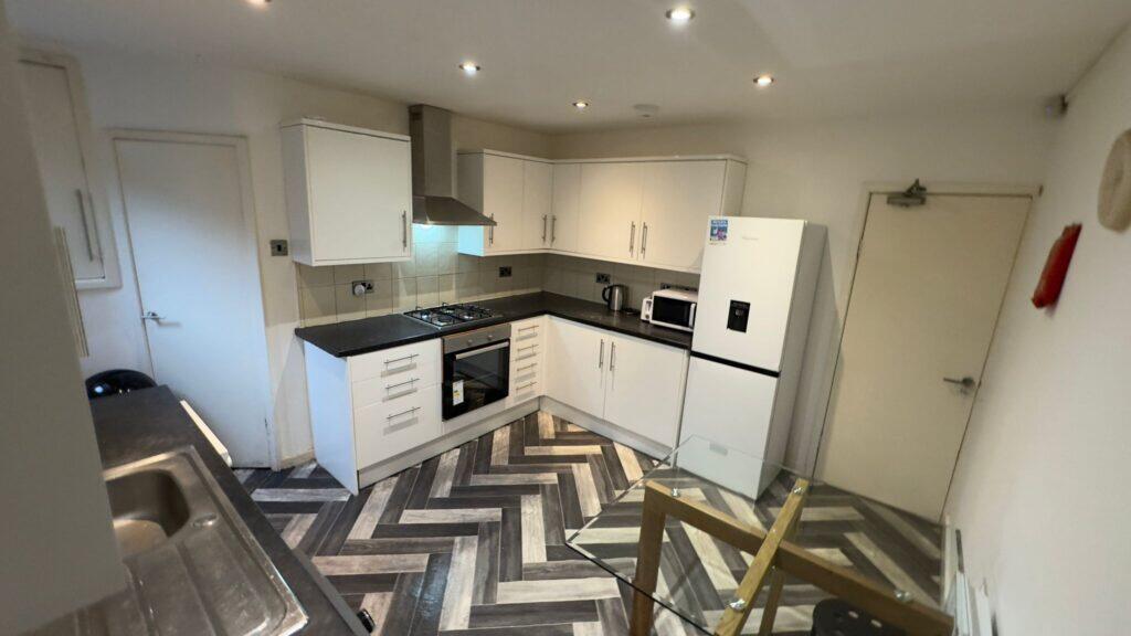 5 bed Mid Terraced House for rent in Leeds. From sbliving - Leeds