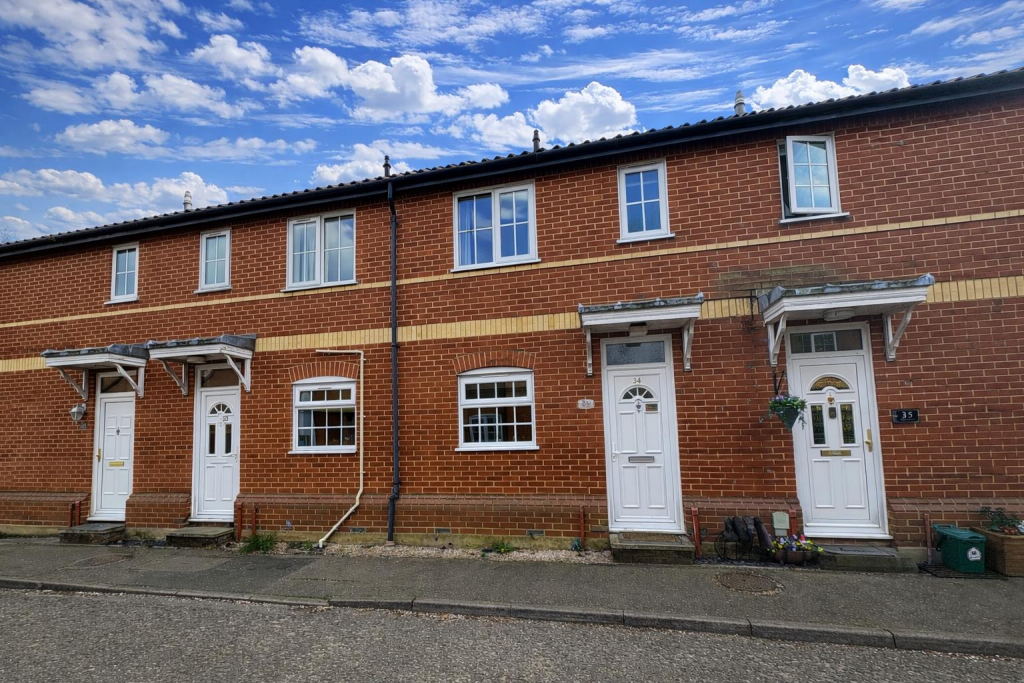 2 bed Mid Terraced House for rent in Earls Colne. From Scott Maddison - Halstead