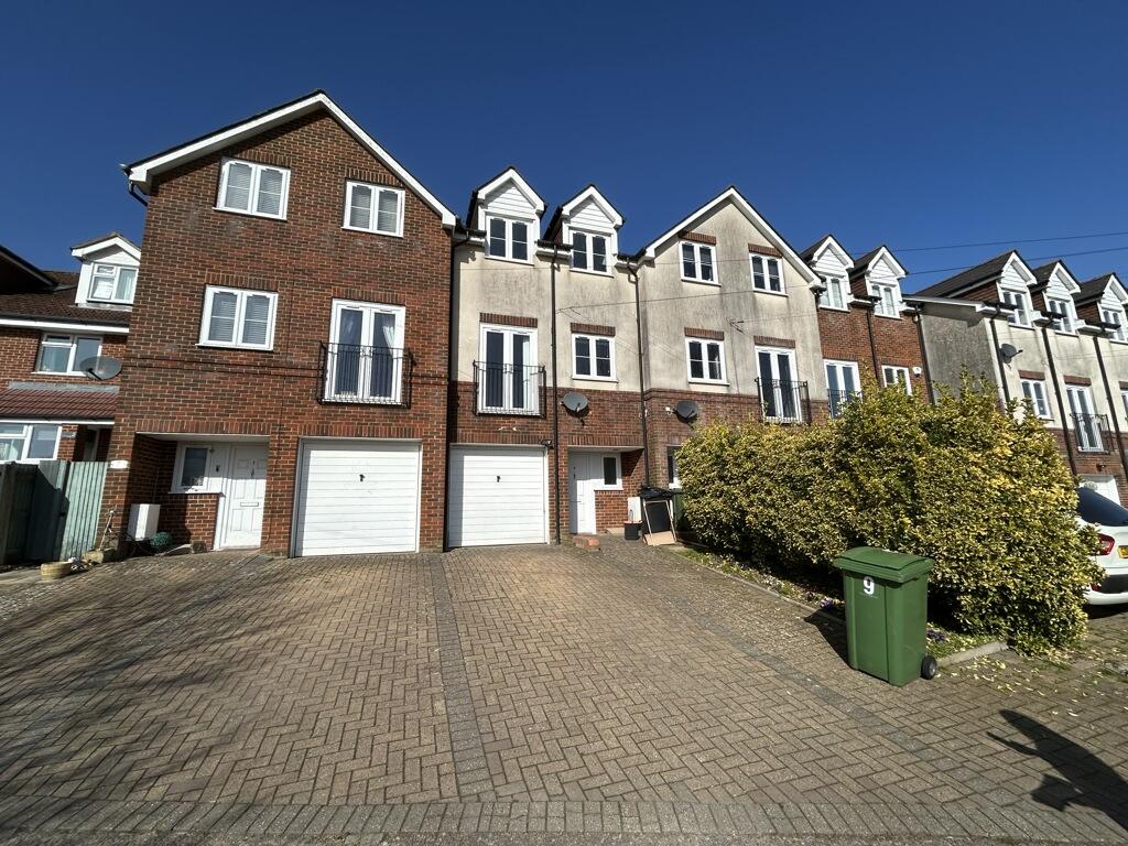 4 bed Mid Terraced House for rent in East Farleigh. From Sibley Pares LLP - Maidstone 4 bed Mid Terraced House for rent in East Farleigh. From Sibley Pares LLP - Maidstone