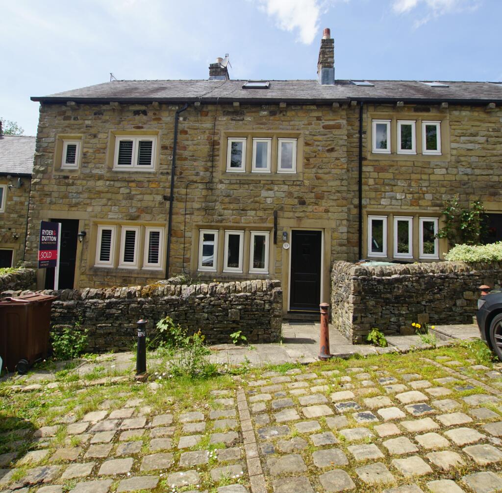 3 bed Mews for rent in Glossop. From Simple Lettings and Sales - Glossop 3 bed Mews for rent in Glossop. From Simple Lettings and Sales - Glossop